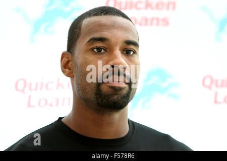 Watford, Hertfordshire, UK. 28. Oktober 2015. Wide Receiver CALVIN JOHNSON bei den Detroit Lions Praxis und Presse Interviews im The Grove Hotel, Chandlers überqueren, Watford, Herts. Detroit sind hier in der neuesten NFL International Series-Spiel im Wembley-Stadion gegen Kansas City Chiefs Jaguare am 1. November 2015 spielen Photo Credit: KEITH MAYHEW/Alamy Live News Stockfoto