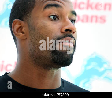 Watford, Hertfordshire, UK. 28. Oktober 2015. Wide Receiver CALVIN JOHNSON bei den Detroit Lions Praxis und Presse Interviews im The Grove Hotel, Chandlers überqueren, Watford, Herts. Detroit sind hier in der neuesten NFL International Series-Spiel im Wembley-Stadion gegen Kansas City Chiefs Jaguare am 1. November 2015 spielen Photo Credit: KEITH MAYHEW/Alamy Live News Stockfoto