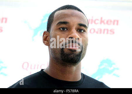 Watford, Hertfordshire, UK. 28. Oktober 2015. Wide Receiver CALVIN JOHNSON bei den Detroit Lions Praxis und Presse Interviews im The Grove Hotel, Chandlers überqueren, Watford, Herts. Detroit sind hier in der neuesten NFL International Series-Spiel im Wembley-Stadion gegen Kansas City Chiefs Jaguare am 1. November 2015 spielen Photo Credit: KEITH MAYHEW/Alamy Live News Stockfoto