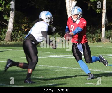 Watford, Hertfordshire, UK. 28. Oktober 2015. Quarterback MATTHEW STAFFORD in der Detroit Lions Praxis und Presse-Interviews im The Grove Hotel, Chandlers überqueren, Watford, Herts. Detroit sind hier in der neuesten NFL International Series-Spiel im Wembley-Stadion gegen Kansas City Chiefs Jaguare am 1. November 2015 spielen Photo Credit: KEITH MAYHEW/Alamy Live News Stockfoto