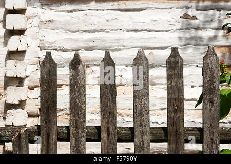 Vintage-Hintergrundtextur. Klassische alte Holzzaun mit Holzwand auf Hintergrund. Holzwand des alten Landhaus von Protokollen co Stockfoto