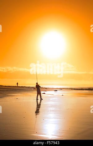 einsamen Fischer Angeln am Strand in Ballybunion county Kerry Irland Stockfoto