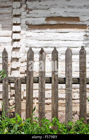 Vintage-Hintergrundtextur. Klassische alte Holzzaun mit Holzwand auf Hintergrund. Holzwand des alten Landhaus von Protokollen co Stockfoto