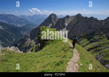 Weibliche Wanderer auf Abschnitt der Mittenwalder Höhenweg im Karwendelgebirge, Mittenwald, Bayern, Deutschland Stockfoto