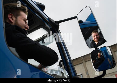 junge LKW-Fahrer in den Spiegel (MR) Stockfoto