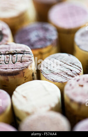 Nahaufnahme von Weinkorken. Kork-Kollektion mit Vielfalt. Konzept oder Wein zu trinken. Stockfoto