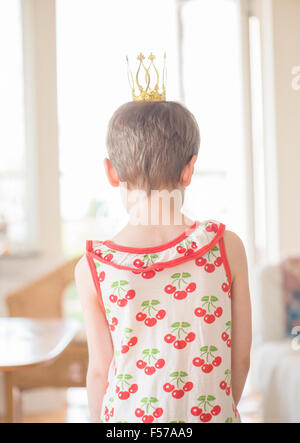 Kleine Mädchen spielen Prinzessin zu Hause im Wohnzimmer. Konzept von Kindheit, Bestrebungen und Unschuld. Stockfoto