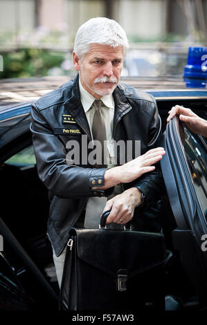 Brüssel, Belgien. 29. Oktober 2015. Allgemeine Petr Pavel eine tschechische Armeeoffizier und der Vorsitzende des NATO-Militärausschusses kommt vor der Sitzung des Generalstabschefs der EU in Brüssel, Belgien auf 29.10.2015 EU Generäle Meinungsaustausch mit Oberbefehlshaber der Streitkräfte der Ukraine, über die aktuelle Situation im Land. von Wiktor Dabkowski/Picture Alliance Credit: Dpa picture-Alliance/Alamy Live News Stockfoto