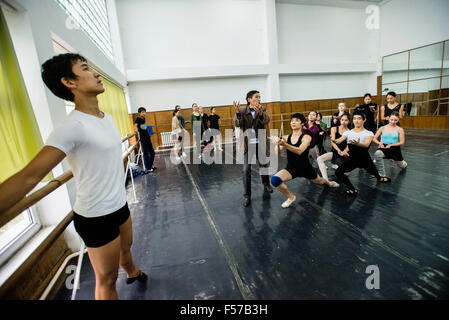 Studenten im zweiten Jahr der Ausbildung Praxis in der Klasse mit dem Lehrer Adenov Meris Askarbekovich in Bischkek Choreographische Schule Bazarbaev, Bischkek, Kirgisistan Stockfoto