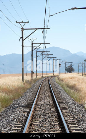 Einzigen Eisenbahnstrecke durch die Wheatlands des Swartland Region Südafrika Stockfoto