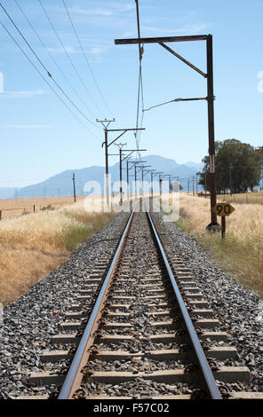 Einzigen Eisenbahnstrecke durch die Wheatlands des Swartland Region Südafrika Stockfoto