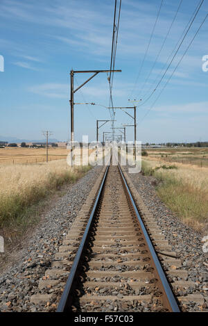 Einzigen Eisenbahnstrecke durch die Wheatlands des Swartland Region Südafrika Stockfoto