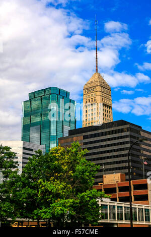 Die Foshay und AT&T Wolkenkratzer stehen in anderen Gebäuden in der Innenstadt von Minneapolis MN Stockfoto