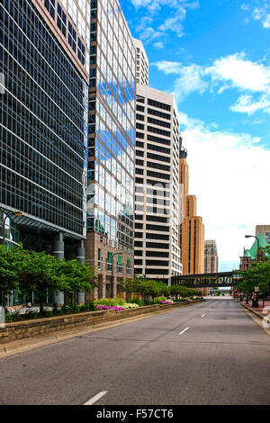 Hochhäuser säumen die Straßen in der Innenstadt von Minneapolis MN Stockfoto