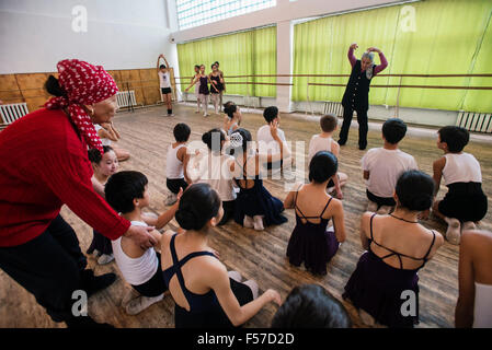 Ausbildung von Lehrern ihrer Schüler während der Proben des ersten Aktes der Nussknacker, Ballett erzielte durch Pyotr Tchaikovsky in Bischkek Choreographische Schule von Bazarbaev, Bischkek, Kirgisistan Stockfoto