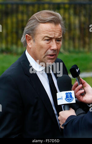 Liverpool Cathedral, Liverpool, UK. 29. Oktober 2015. Beerdigung von Howard Kendall. Ehemalige Everton-Spieler Adrian Heath besucht die heutige Trauerfeier in Liverpools anglikanische Kathedrale für den ehemaligen Everton Manager, Howard Kendall, die Anfang dieses Monats verstarb im Alter von 69. Bildnachweis: Aktion Plus Sport/Alamy Live-Nachrichten Stockfoto