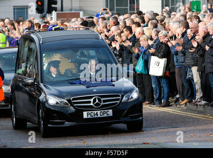 Liverpool Cathedral, Liverpool, UK. 29. Oktober 2015. Beerdigung von Howard Kendall. Der Leichenwagen mit dem Sarg des ehemaligen Everton Managers Howard Kendall kommt bei Liverpools anglikanische Kathedrale am heutigen Trauerfeier. Kendall, dreimal Everton Manager, starb Anfang dieses Monats im Alter von 69 Jahren. Bildnachweis: Aktion Plus Sport/Alamy Live-Nachrichten Stockfoto