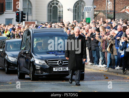 Liverpool Cathedral, Liverpool, UK. 29. Oktober 2015. Beerdigung von Howard Kendall. Der Leichenwagen mit dem Sarg des ehemaligen Everton Managers Howard Kendall kommt bei Liverpools anglikanische Kathedrale am heutigen Trauerfeier. Kendall, dreimal Everton Manager, starb Anfang dieses Monats im Alter von 69 Jahren. Bildnachweis: Aktion Plus Sport/Alamy Live-Nachrichten Stockfoto