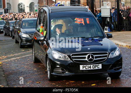 Liverpool Cathedral, Liverpool, UK. 29. Oktober 2015. Beerdigung von Howard Kendall. Der Leichenwagen mit dem Sarg des ehemaligen Everton Managers Howard Kendall kommt bei Liverpools anglikanische Kathedrale am heutigen Trauerfeier. Kendall, dreimal Everton Manager, starb Anfang dieses Monats im Alter von 69 Jahren. Bildnachweis: Aktion Plus Sport/Alamy Live-Nachrichten Stockfoto