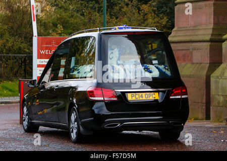 Liverpool Cathedral, Liverpool, UK. 29. Oktober 2015. Beerdigung von Howard Kendall. Der Leichenwagen mit dem Sarg des ehemaligen Everton Managers Howard Kendall kommt bei Liverpools anglikanische Kathedrale am heutigen Trauerfeier. Kendall, dreimal Everton Manager, starb Anfang dieses Monats im Alter von 69 Jahren. Bildnachweis: Aktion Plus Sport/Alamy Live-Nachrichten Stockfoto