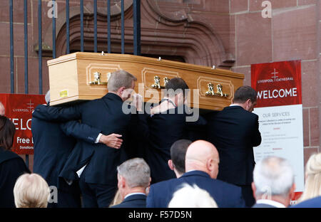 Liverpool Cathedral, Liverpool, UK. 29. Oktober 2015. Beerdigung von Howard Kendall. Der Sarg tragen den Körper des ehemaligen Everton Managers Howard Kendall wird in Liverpools anglikanische Kathedrale am heutigen Trauerfeier getragen. Kendall, dreimal Everton Manager, starb Anfang dieses Monats im Alter von 69 Jahren. Bildnachweis: Aktion Plus Sport/Alamy Live-Nachrichten Stockfoto