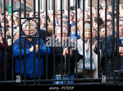 Liverpool Cathedral, Liverpool, UK. 29. Oktober 2015. Beerdigung von Howard Kendall. Everton-Fans aus der heutigen Trauerfeier in Liverpools anglikanische Kathedrale gesperrt applaudieren den ehemaligen Everton Manager, Howard Kendall, die Anfang dieses Monats verstarb im Alter von 69. Bildnachweis: Aktion Plus Sport/Alamy Live-Nachrichten Stockfoto