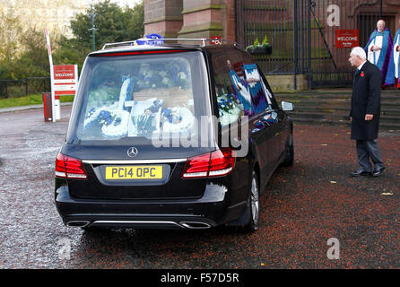 Liverpool Cathedral, Liverpool, UK. 29. Oktober 2015. Beerdigung von Howard Kendall. Der Leichenwagen tragen den Sarg des ehemaligen Everton Managers Howard Kendall kommt bei Liverpools anglikanische Kathedrale für die heutige Trauerfeier. Kendall, dreimal Everton Manager, starb Anfang dieses Monats im Alter von 69 Jahren. Bildnachweis: Aktion Plus Sport/Alamy Live-Nachrichten Stockfoto