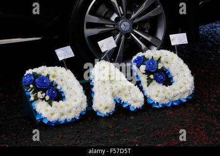 Liverpool Cathedral, Liverpool, UK. 29. Oktober 2015. Beerdigung von Howard Kendall. Floral Tribute von der Familie Howard Kendall außerhalb Liverpools anglikanische Kathedrale vor der heutigen Trauerfeier für den ehemaligen Evrton-Manager, die Anfang dieses Monats verstorben im Alter von 69. Bildnachweis: Aktion Plus Sport/Alamy Live-Nachrichten Stockfoto