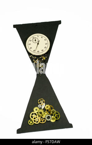 Stoppuhr Zifferblatt und metallischen Stücke vom Uhrwerk auf die Form einer Sanduhr, Konzeptbild über den Durchgang der Zeit Stockfoto
