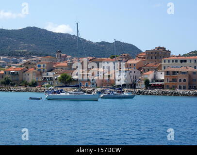 Yachten im Hafen verankert Ile Rousse, Korsika Stockfoto