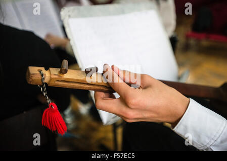 Kirgisische authentischen Musikinstrumenten Orchester spielen mit Dirigent Cholponkul Rajymkulov in Bischkek musical College in Bischkek, Kirgisistan Stockfoto