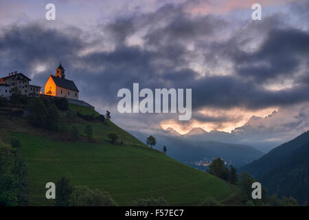 Morgendämmerung in der Kirche von Colle Santa Lucia in den Dolomiten, Italien Stockfoto