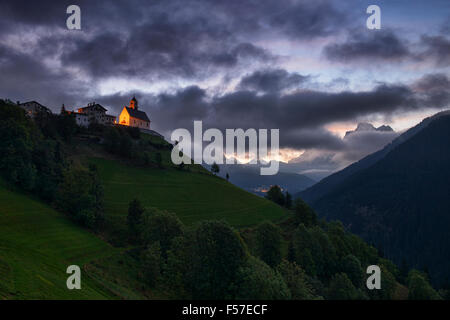 Morgendämmerung in der Kirche von Colle Santa Lucia in den Dolomiten, Italien Stockfoto