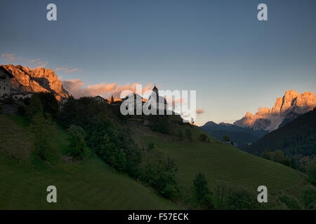 Sonnenuntergang an der Kirche von Colle Santa Lucia in den Dolomiten, Italien Stockfoto
