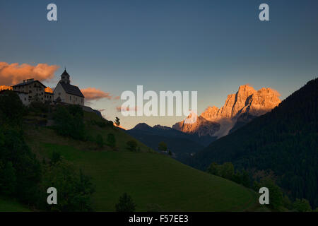 Sonnenuntergang an der Kirche von Colle Santa Lucia in den Dolomiten, Italien Stockfoto