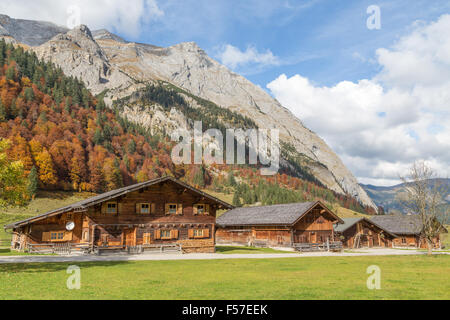 Almdorf Eng, Hütten vor herbstlichen Wald und Gebirge, Eng-Alm, Hinterriss, Karwendel, Tirol, Österreich Stockfoto