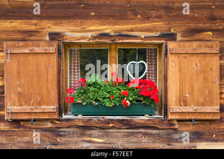 Holzfenster von Mountain lodge, Eng-Alm, Hinterriss, Karwendel, Tirol, Österreich Stockfoto