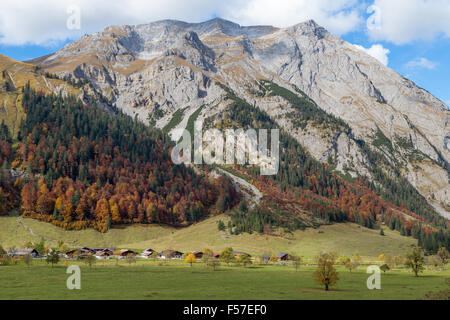 Almdorf Eng, Hütten vor herbstlichen Wald und Gebirge, Eng-Alm, Hinterriss, Karwendel, Tirol, Österreich Stockfoto