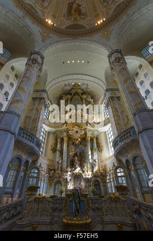 DRESDEN, Deutschland - 9. September 2015: Altar der Frauenkirche Dresden (Frauenkirche). Dresden ist die Landeshauptstadt von Sachsen. Stockfoto