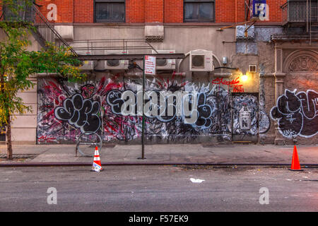Graffiti, Streetart, 102 W 24th Street, Manhattan, New York City, Vereinigte Staaten von Amerika. Stockfoto