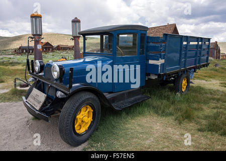 Oldtimer LKW Dodge Graham, Baujahr 1927, parkten an einer alten Tankstelle hinter alten Holzhäusern, Geisterstadt Stockfoto