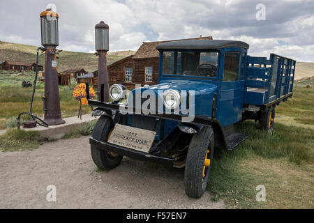 Oldtimer LKW Dodge Graham, Baujahr 1927, parkten an einer alten Tankstelle hinter alten Holzhäusern, Geisterstadt Stockfoto