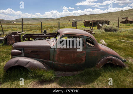 Verrosteten Oldtimer aus den 30er-Jahren, Altgold Bergbaustadt, Geisterstadt Bodie State Historic Park, Bodie, Kalifornien, USA Stockfoto