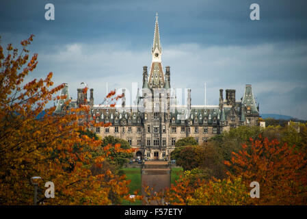 Edinburgh, Schottland. 29. Oktober 2015. UK-Wetter: Fettes College in Edinburgh von herbstlichen Farben umgeben. Fettes Schule soll eine Inspiration für Harry Potter Hogwarts gewesen sein und wurde auch von Ian Flemings Romanfigur James Bond Credit: Andrew O'Brien/Alamy Live News Stockfoto