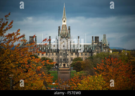 Edinburgh, Schottland. 29. Oktober 2015. UK-Wetter: Fettes College in Edinburgh von herbstlichen Farben umgeben. Fettes Schule soll eine Inspiration für Harry Potter Hogwarts gewesen sein und wurde auch von Ian Flemings Romanfigur James Bond Credit: Andrew O'Brien/Alamy Live News Stockfoto