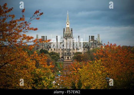 Edinburgh, Schottland. 29. Oktober 2015. UK-Wetter: Fettes College in Edinburgh von herbstlichen Farben umgeben. Fettes Schule soll eine Inspiration für Harry Potter Hogwarts gewesen sein und wurde auch von Ian Flemings Romanfigur James Bond Credit: Andrew O'Brien/Alamy Live News Stockfoto