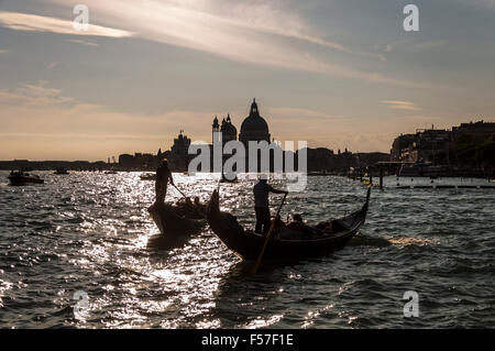 Gondeln auf dem Canal Grande in Venedig, Italien Stockfoto