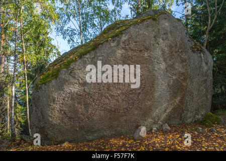 Runenstein U 112, Kyrkstigen (Boulder in Ed), Ed Parish, Uppland, Schweden. Text: Westseite: Ragnvaldr hatte die Runen in Memo geschnitzt Stockfoto