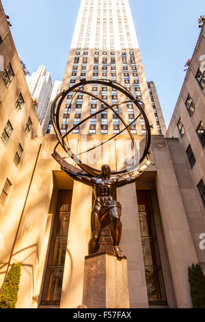 Rockefeller Center Statue des Atlas, Fifth Avenue, Manhattan, New York City, Vereinigte Staaten von Amerika. Stockfoto