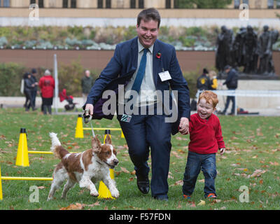 London, UK. 29. Oktober 2015. Craig Williams MP, Cardiff North, mit seinem Welsh Springer Spaniel Winston Williams und Sohn Charlie, 3 Jahre. Mitglieder des Parlaments und ihre Hunde Pfoten für einen Sieg in der jährlichen Westminster Dog of the Year Wettbewerb organisiert von Dogs Trust und der Kennel Club. Bildnachweis: Lebendige Bilder/Alamy Live-Nachrichten Stockfoto